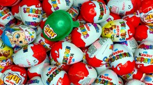 Увлекательное видео | Распаковка зеленой конфеты Kinder Joy и 500 конфет Kinder Surprise