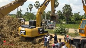 Экскаватор Неожиданно погружается в глубокую грязь, а автокран Caterpillar 320D