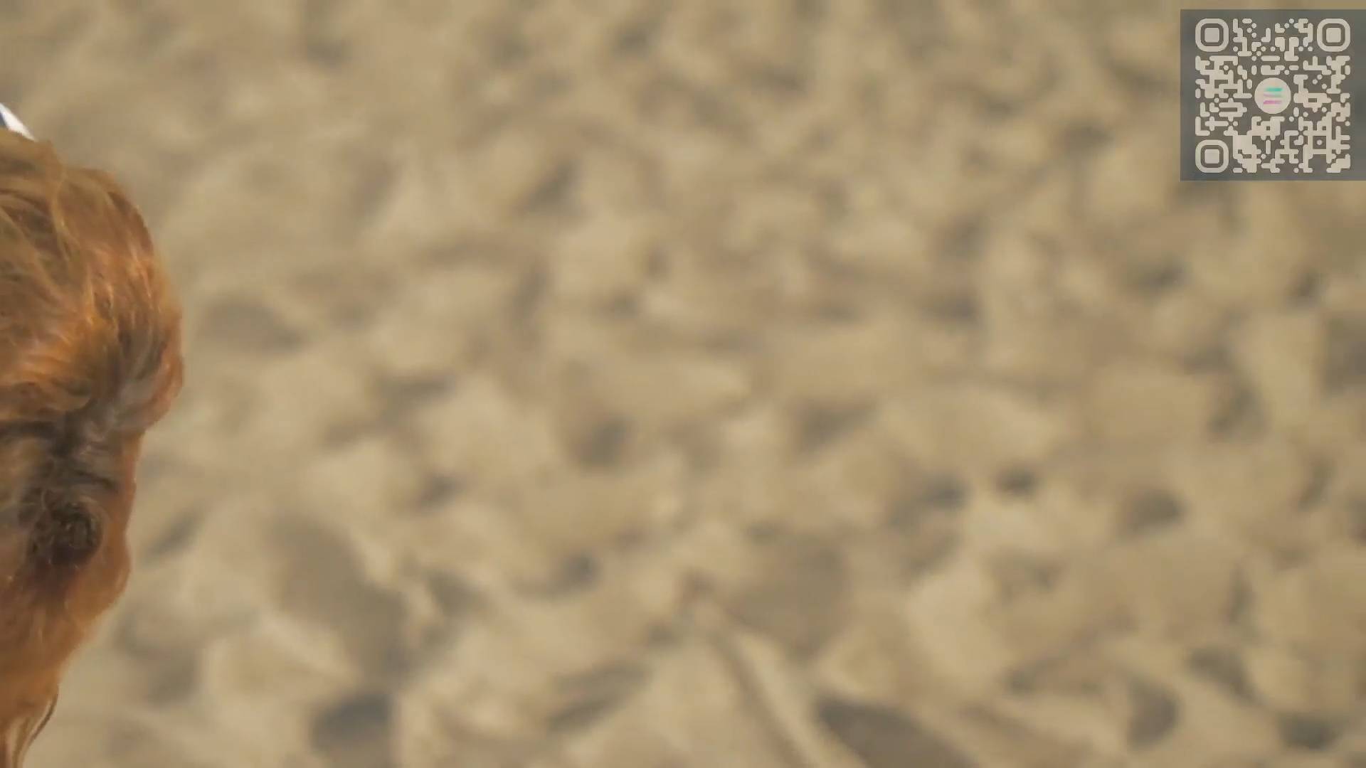 Девушка на пляже, загорает. смотреть онлайн