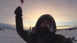 Бегущий к корюшке с удочкой!Арктика--Вылов зимней корюшки на севере Белого моря