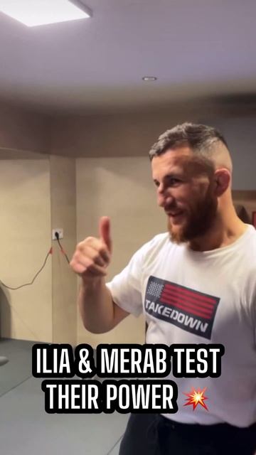 Илия Топурия и Мераб Двалишвили проверяют силу удара на автомате! смотреть онлайн