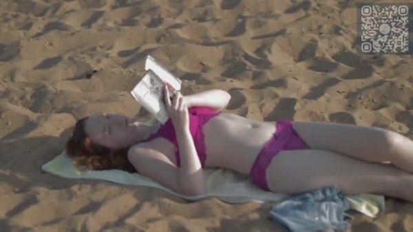 Девушка в купальнике загорает