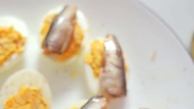 Простая закуска на Новый Год и Рождество 🎄 🎄🎄 Фаршированные яйца со шпротами смотреть онлайн