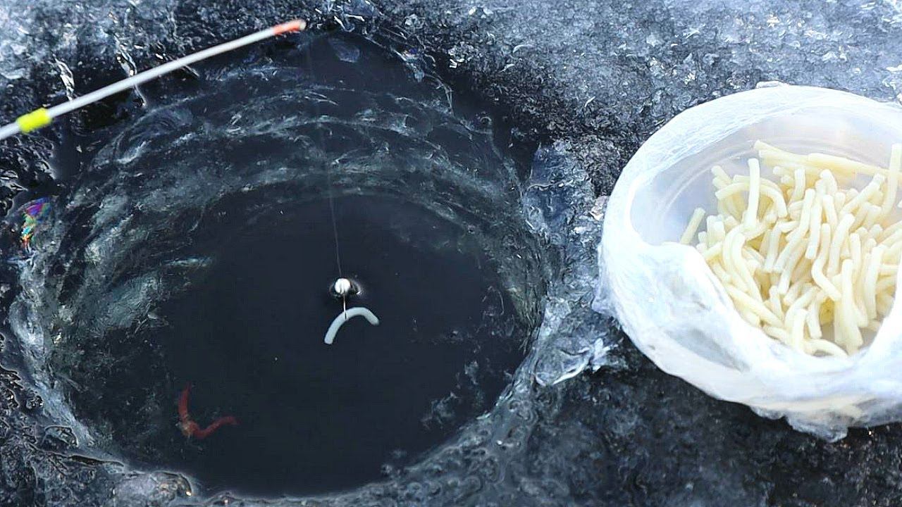 Как сами не додумались? Дедушка рыбак показал на что в СССР клевало лучше чем на мотыля. смотреть онлайн