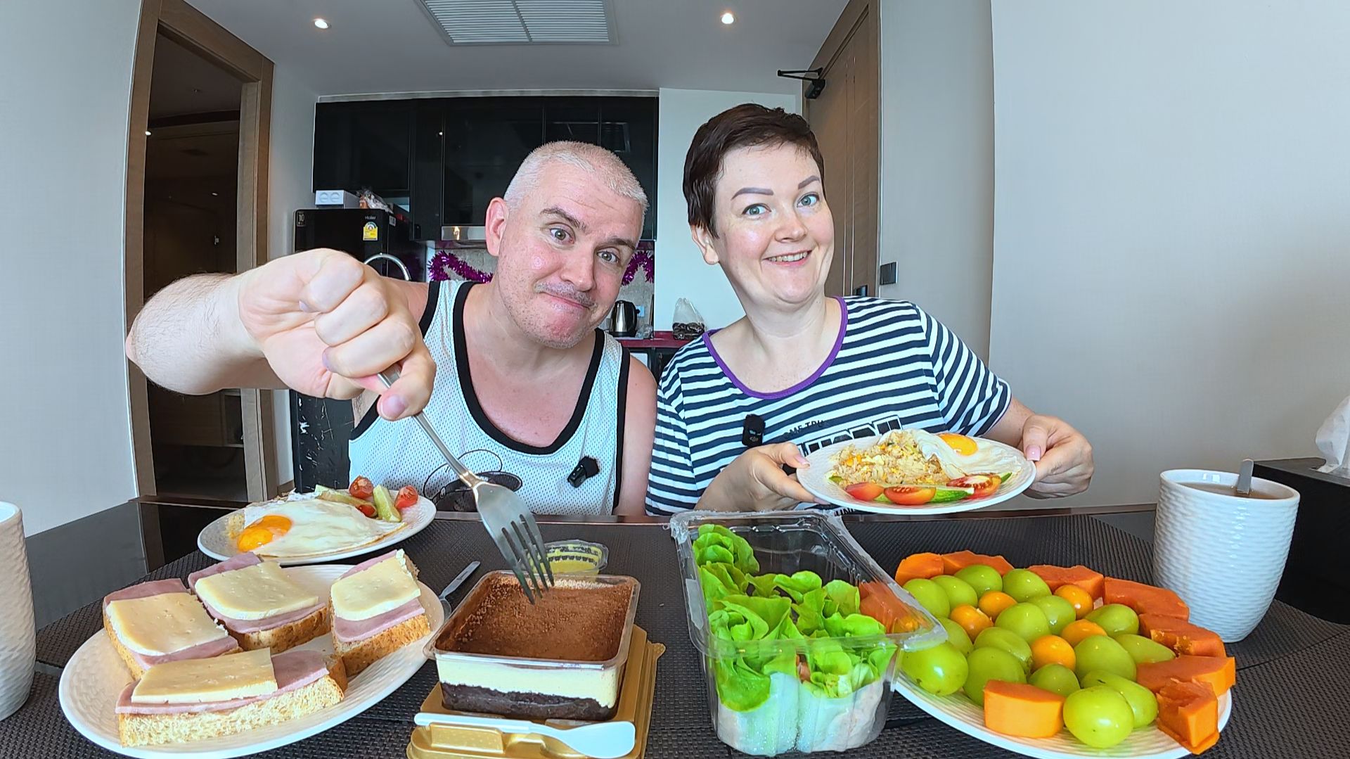 Мукбанг Вован ОТБИРАЕТ у меня еду! ХАЙПОЖЁРЫ, их БАЙКИ! Обсуждаем НГ! Болталка семейный обед Таиланд смотреть онлайн