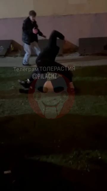 🤬В Москве многонациональная банда занимается избиением прохожих. смотреть онлайн