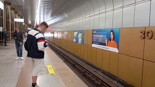 Метро поезд 81-717-714.5 (ЛВЗ), прибывает на станцию "Золотая смотреть онлайн