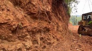 Расширяем горную дорогу с помощью бульдозера D6R XL