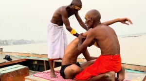 Индийский уличный парикмахер старой школы делает массаж тела .Чистое расслабление