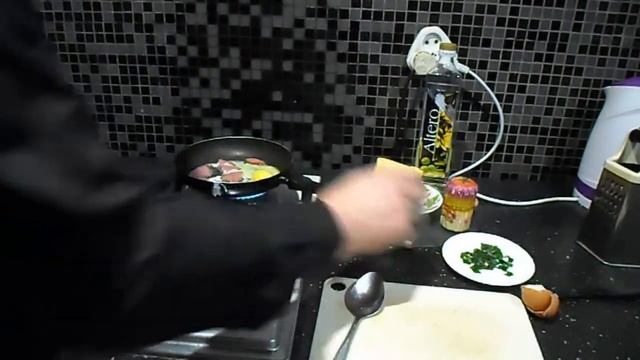 Яичница с колбасой и сыром это просто,быстро и вкусно