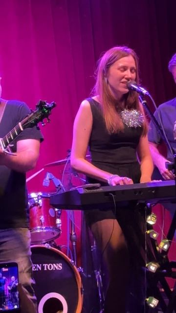 Earth of Angel исполняет Fish Out Of Water .Песня из фильма назад в будущее