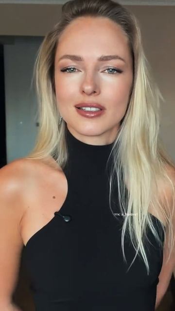 Любовь для женщины,награда и она обычно рядом,но ищут её в соцсетях,об этом с юмором в стихах! смотреть онлайн