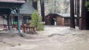 Жертвами наводнения в Калифорнии стали три человека.