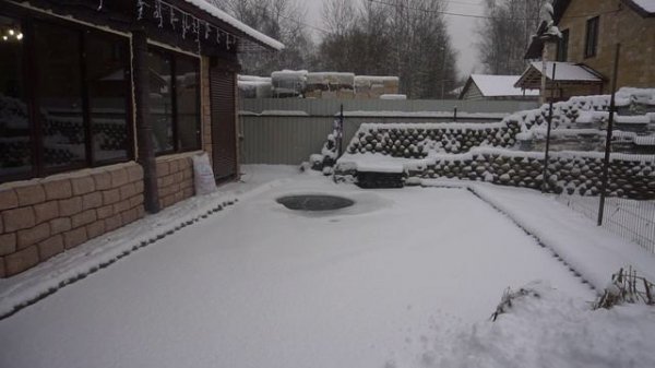 Пруд замёрз.