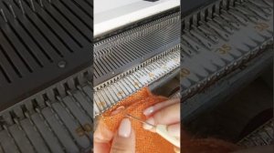 Жилет. Первое соединение боковых швов на вязальной машине