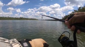 ПОПАЛ НА ЖОР ОКУНЯ, НО ТУТ ПОЯВИЛИСЬ ОНИ ! РЫБАЛКА НА ОТВОДНОЙ ПОВОДОК С ЛОДКИ