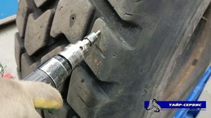 Сверление отверстий для шипов на шине в размере 16.00R20