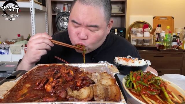 Свинина жареная,осминог. Острый лук кимчи.Мукбанг по Корейски, кушаем и наслаждаемся. Эпический пир. смотреть онлайн