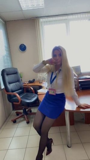 В офисе на каблуках в чёрных колготках