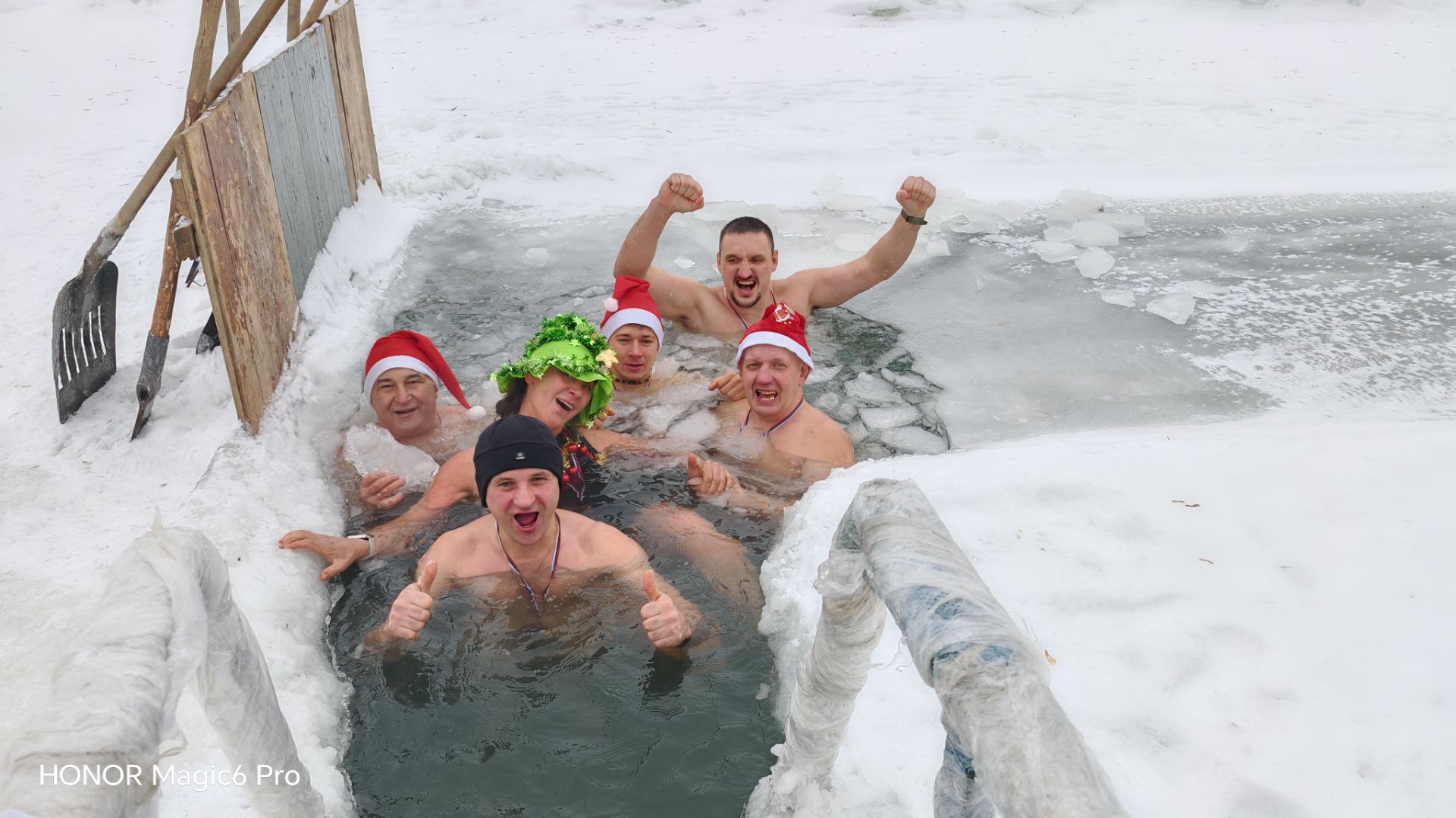 🔥 ЗАКАЛЁННАЯ РОССИЯ в действии! 20 человек на морозе шокируют Новокузнецк! #ВызовХолоду смотреть онлайн