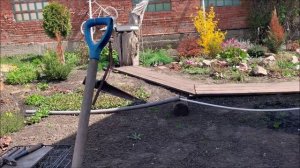 Удаление одуванчиков палкой-копалкой