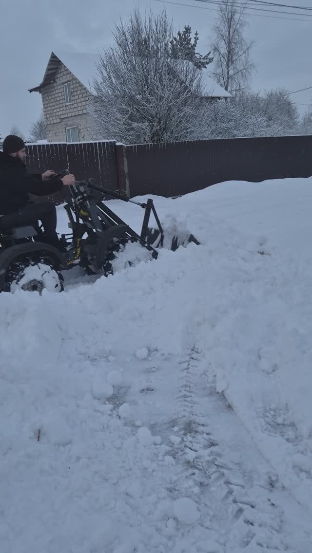 Мини-погрузчик ТОР-35 уборка снега смотреть онлайн