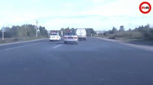 Пьяный водитель пытается скрыться от полиции на Газели. Захватывающая погоня. Видео из архива.