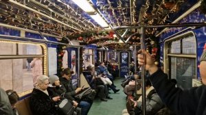 Внутри новогоднего поезда метро 2026 Москва номерной праздничный вагон