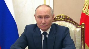 Владимир Путин поздравил сотрудников МЧС с профессиональным праздником - Днем спасателя.