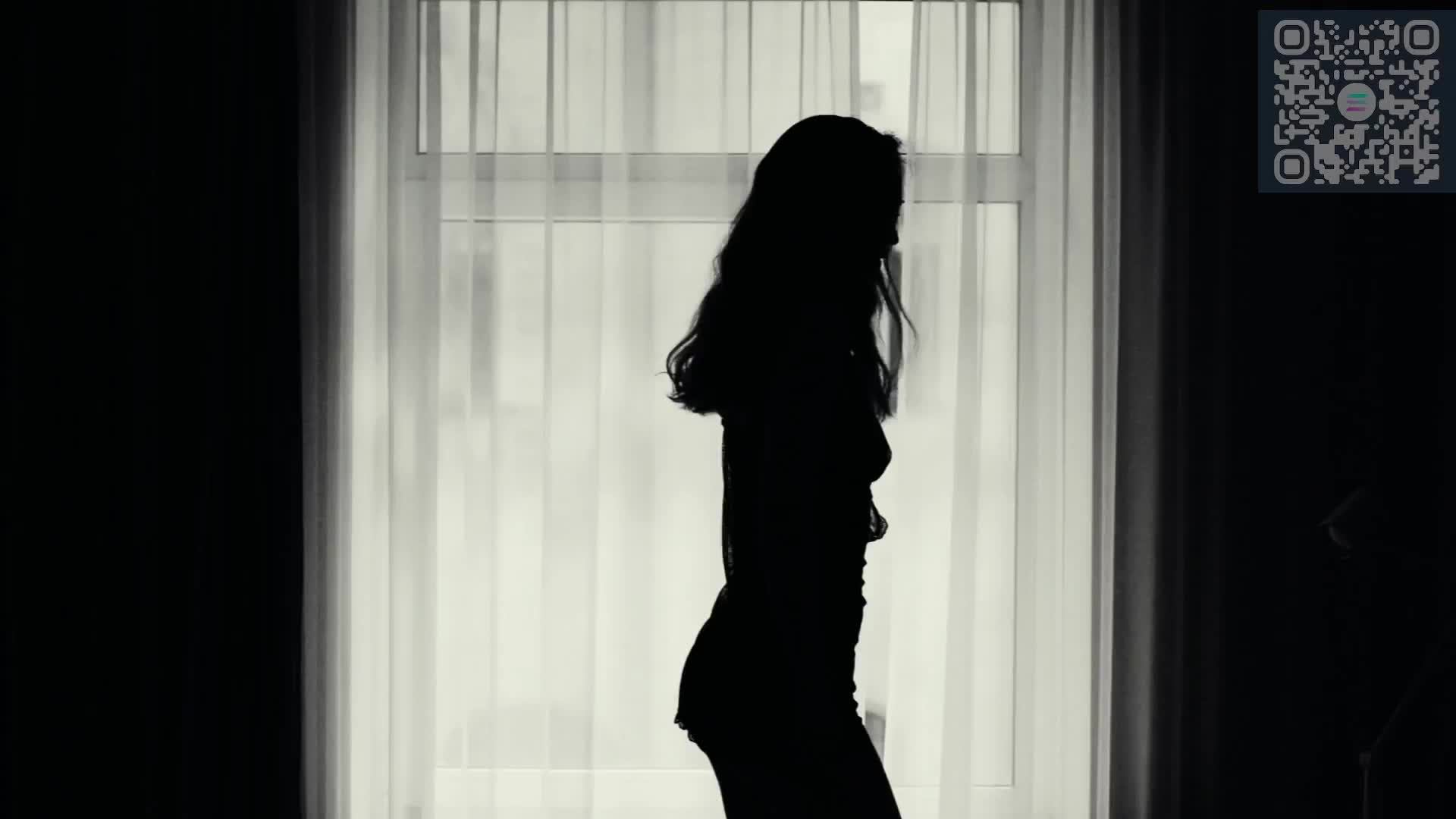 Девушка на кровати,танцует .Эротика. смотреть онлайн