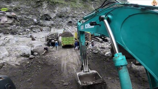 Строительство, экскаватор копает песок смотреть онлайн