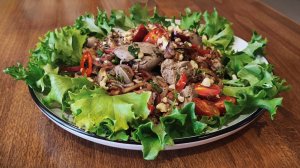 САЛАТ С КУРИНОЙ ПЕЧЕНЬЮ - 2 основных ингредиента, немного времени. Отличный результат гарантирован.