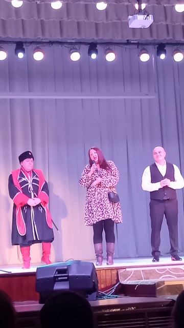 Концерт ст Кущевская.Поддержала брата,поблагодарила организаторов и зрителей.Сорвала аплодисменты.