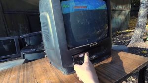 Проверка коллекции очень много телевизоров на свалке