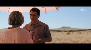 Сцена «Плюрибус под зонтом» в Apple TV