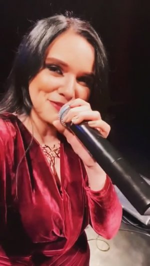 Инна Вальтер поёт песню на концерте