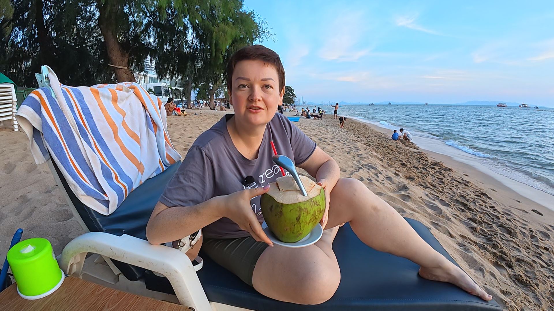 ИЗВОЗЮКАЛИСЬ в море, наигрались с СОБАКАМИ, кушаем жареный рис с КРАБОМ) Нашли СЧАСТЬЕ в Паттайе... смотреть онлайн