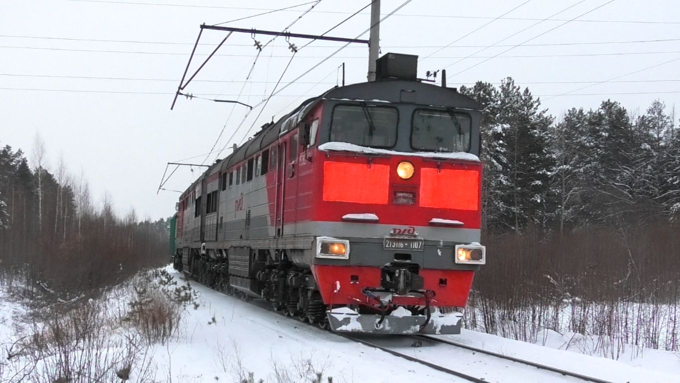 2ТЭ116К-1107 с одним полувагоном и приветливой бригадой смотреть онлайн