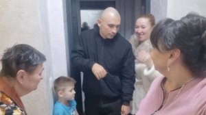 Приехали внуки и дети. Устанавливаем и наряжаем елку. Исполнение желаний.