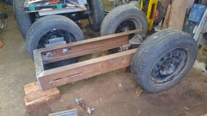 Гусеничный трактор, рама и способ крепления передних колес.