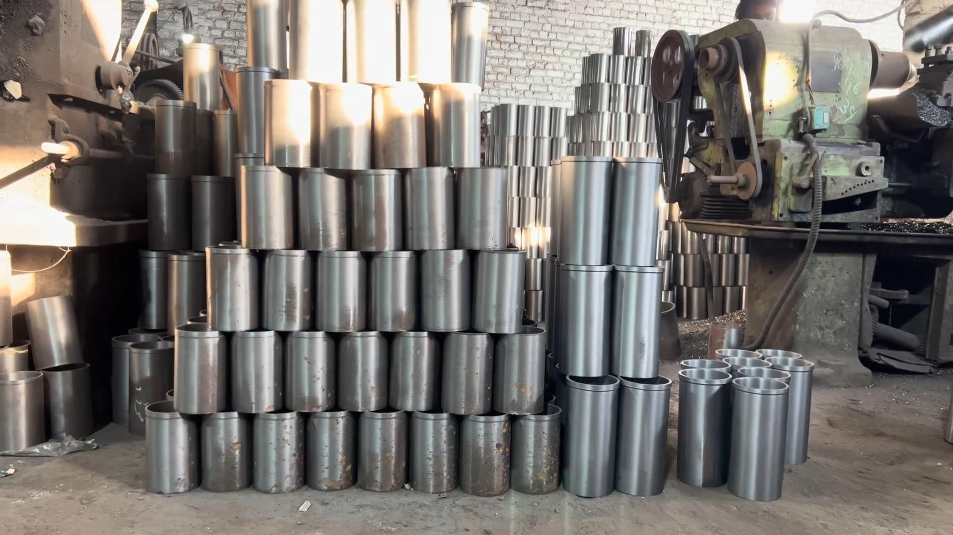 Удивительный процесс изготовления гильз двигателя на местном заводе смотреть онлайн