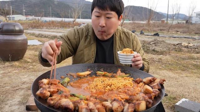 Рагу из кимчи и жаренная свинина. Мукбанг по Корейски, кушаем и наслаждаемся смотреть онлайн