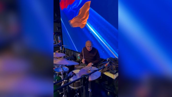 Пашинян написал песню об Армении и сыграл партию на барабанах смотреть онлайн