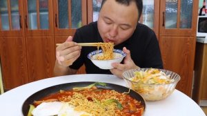 Боьшая порция лапши.  Мукбанг по Корейски, кушаем и наслаждаемся. Эпический пир.