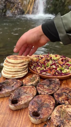 Жарим рыбу на костре у ручья