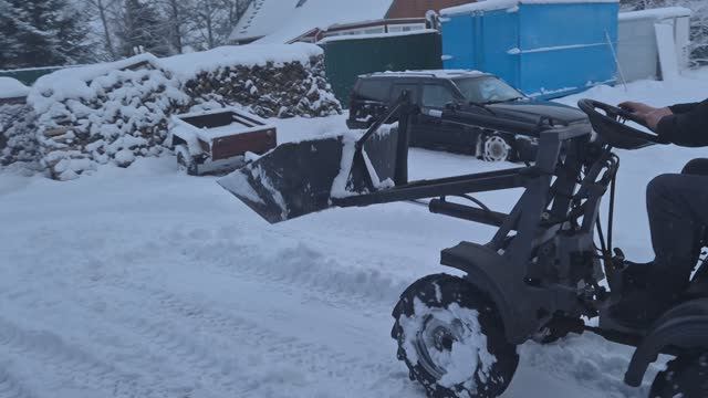 Мини-погрузчик трактор ТОР-35 уборка снега смотреть онлайн
