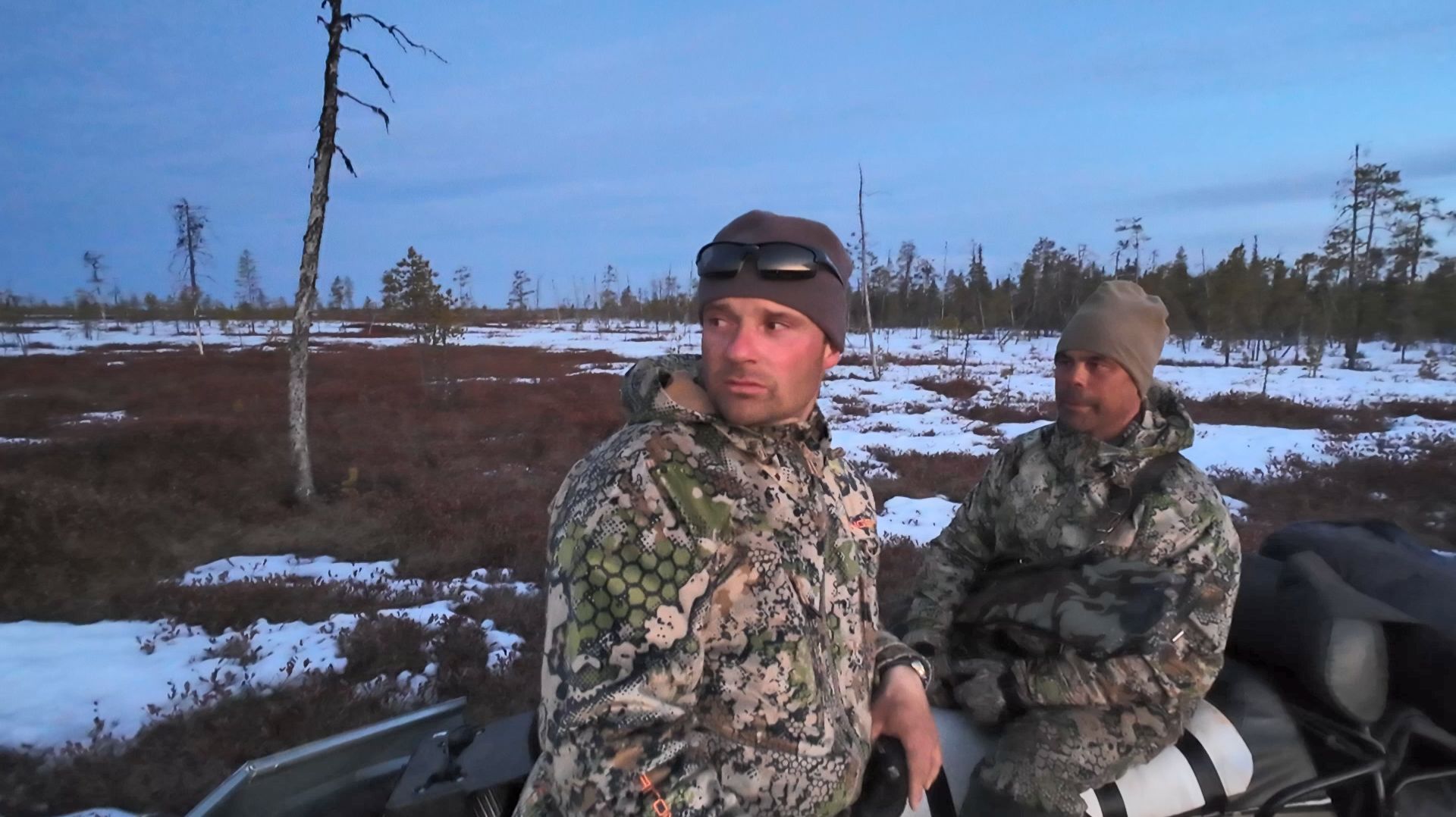 ЗАКОНЧИЛИ ОХОТУ НА ГУСЕЙ. ВЫЕЗД С БОЛОТА ПО МОХУ НА ДВУХ СНЕГОХОДАХ. СМ-002 И ТАЙГА. смотреть онлайн