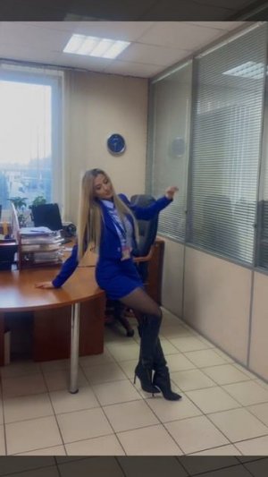 В офисе в сапогах на каблуках ножки в колготках