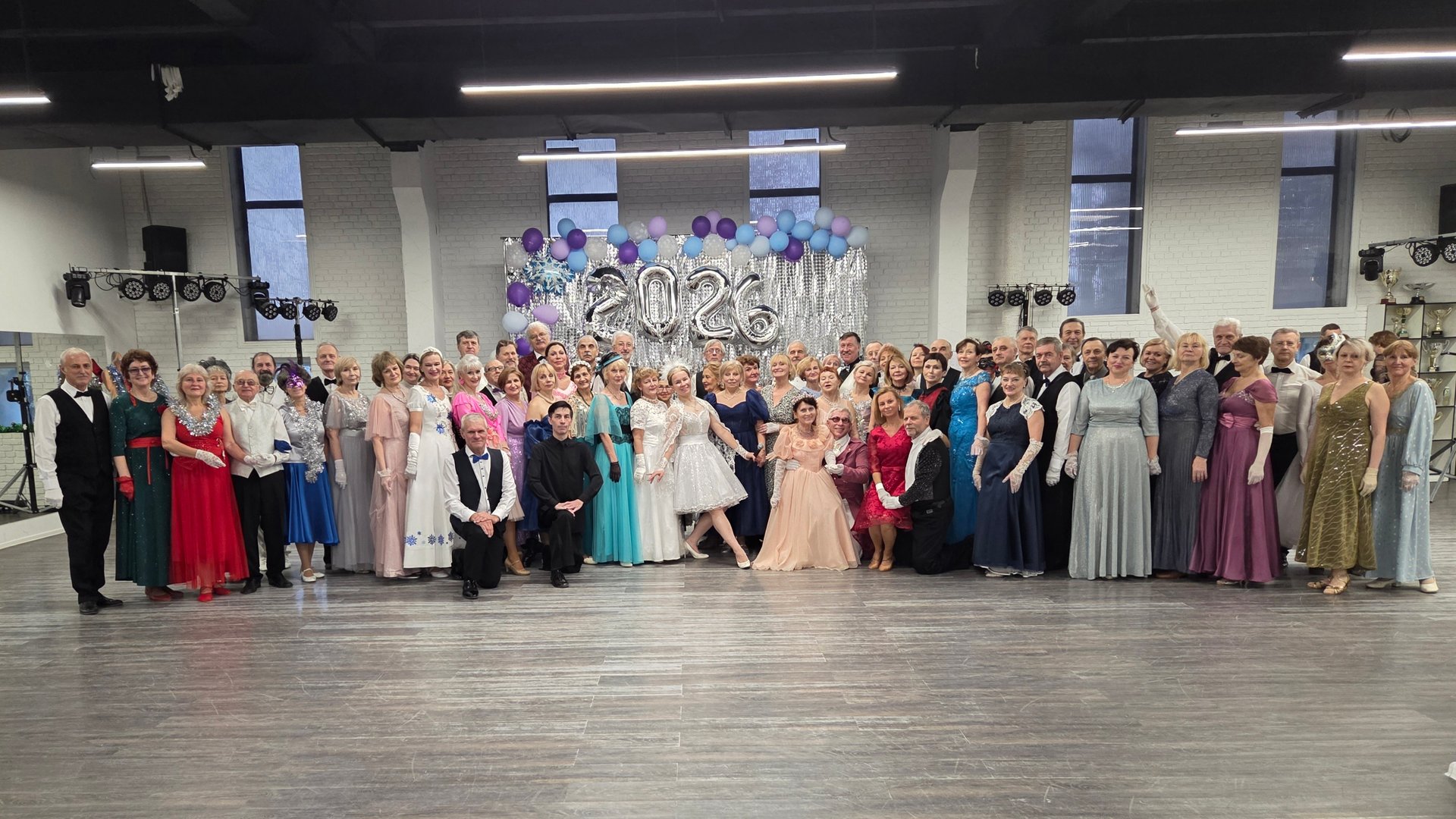 Предновогодний танцевальный вечер в зале на Чертановской 27.12.25г смотреть онлайн