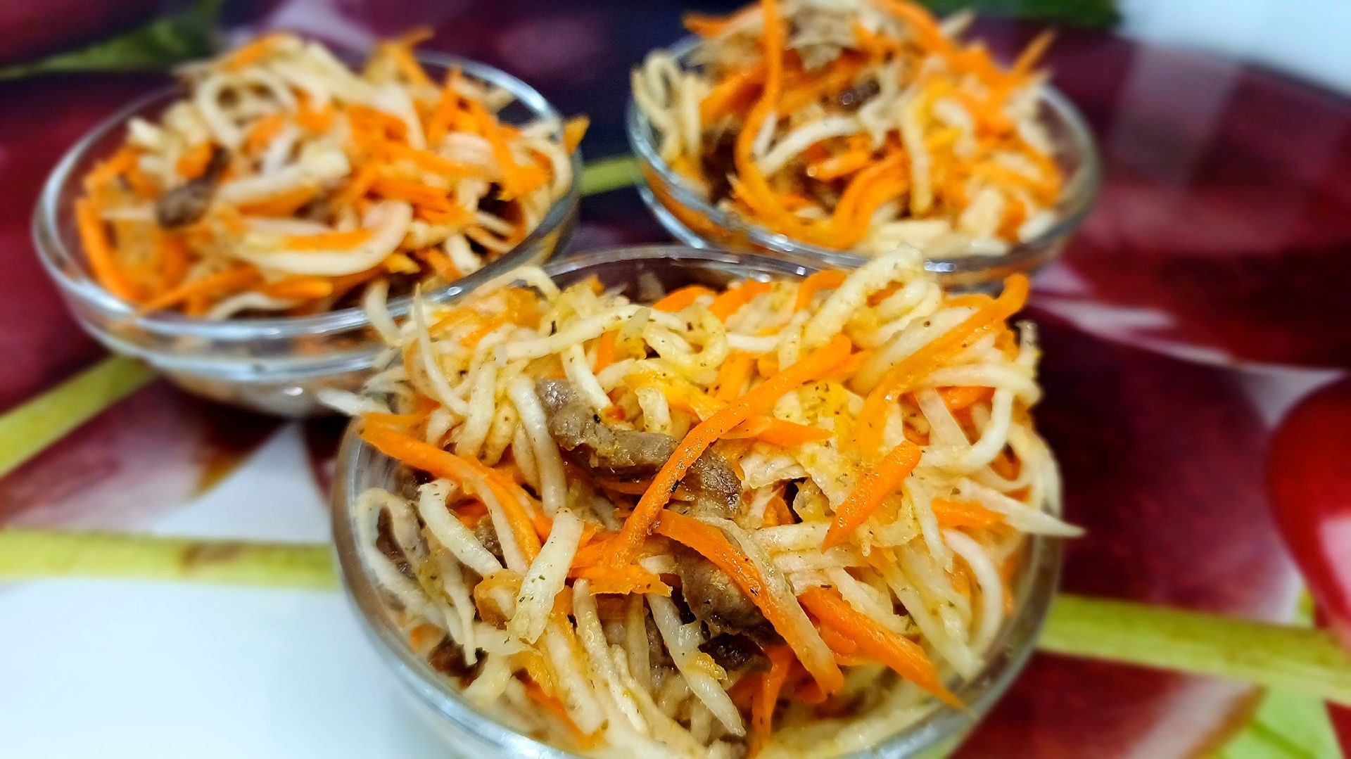 Салат - закуска из свежих овощей и мяса. Супер пикантный. Идеальное блюдо для праздничного стола! смотреть онлайн